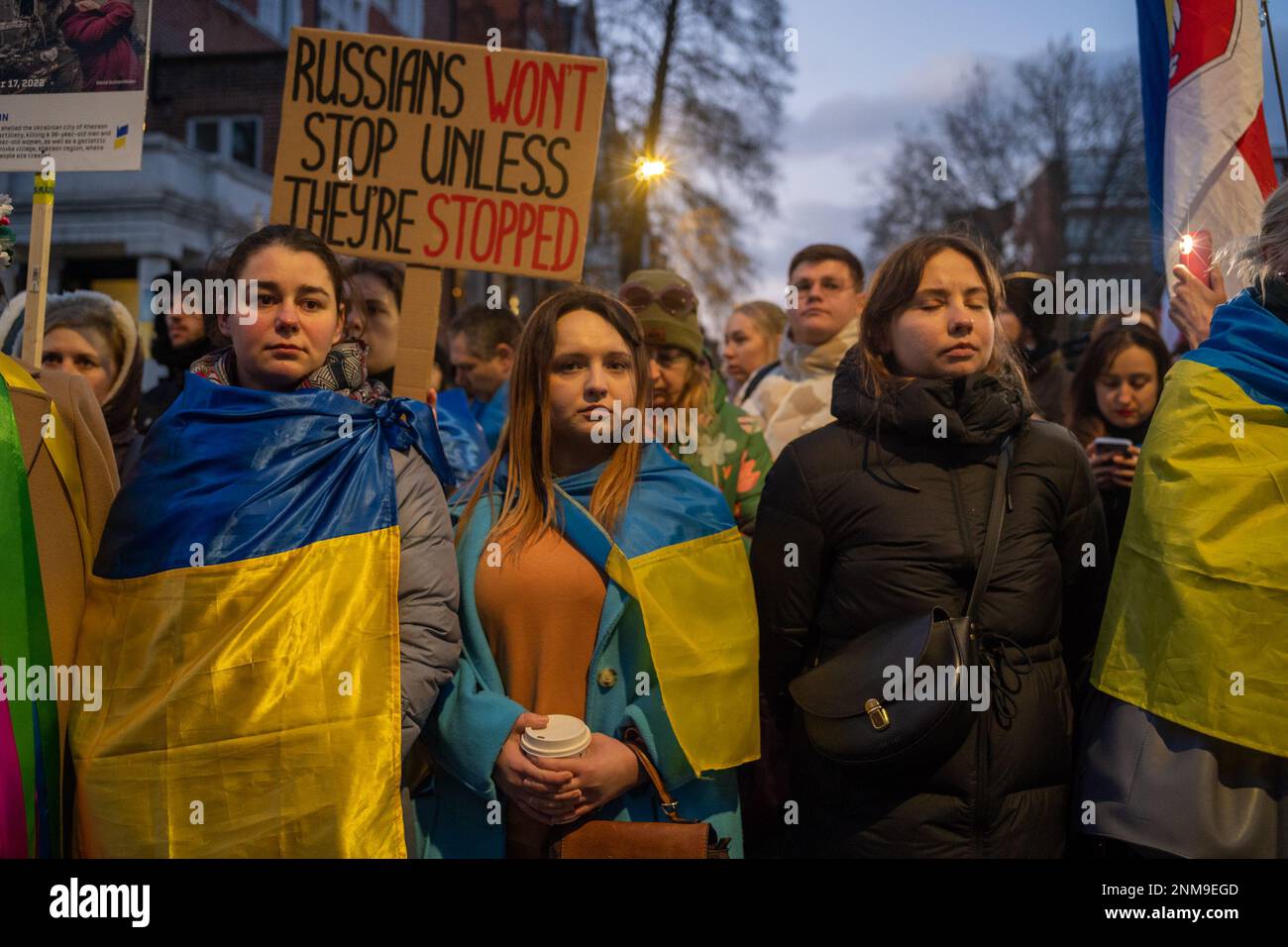London, Großbritannien. 24. FEBRUAR 2023 Am ersten Jahrestag des russischen Krieges gegen die Ukraine schlossen sich Tausende von Demonstranten einer Kerzenwache vor der russischen Botschaft in London an. Aubrey Fagon/Alamy Live News Stockfoto