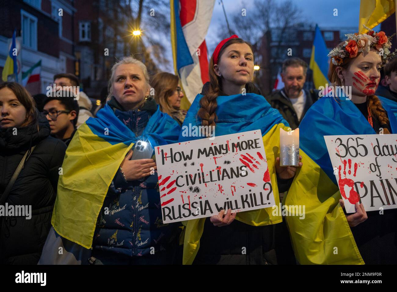 London, Großbritannien. 24. FEBRUAR 2023 Am ersten Jahrestag des russischen Krieges gegen die Ukraine schlossen sich Tausende von Demonstranten einer Kerzenwache vor der russischen Botschaft in London an. Aubrey Fagon/Alamy Live News Stockfoto