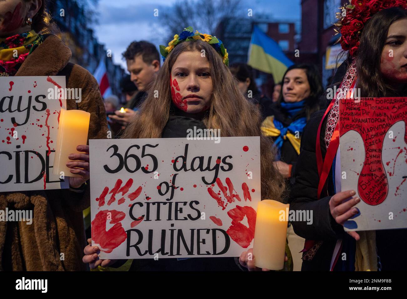 London, Großbritannien. 24. FEBRUAR 2023 Am ersten Jahrestag des russischen Krieges gegen die Ukraine schlossen sich Tausende von Demonstranten einer Kerzenwache vor der russischen Botschaft in London an. Aubrey Fagon/Alamy Live News Stockfoto
