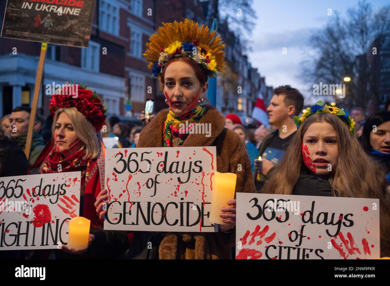 London, Großbritannien. 24. FEBRUAR 2023 Am ersten Jahrestag des russischen Krieges gegen die Ukraine schlossen sich Tausende von Demonstranten einer Kerzenwache vor der russischen Botschaft in London an. Aubrey Fagon/Alamy Live News Stockfoto