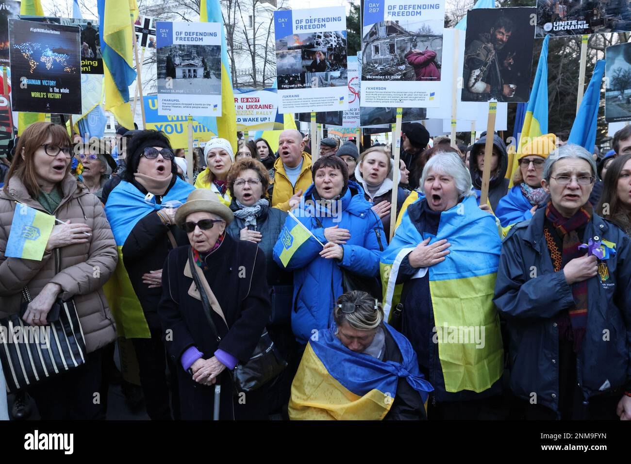 London, Großbritannien. 24. Februar 2023. Die Ukrainer stehen an der Statue des Heiligen Volodymyr zusammen, um den ersten Jahrestag der russischen Invasion der Ukraine in London am Freitag, den 24. Februar 2023, zu feiern. Foto: Hugo Philpott/UPI Credit: UPI/Alamy Live News Stockfoto