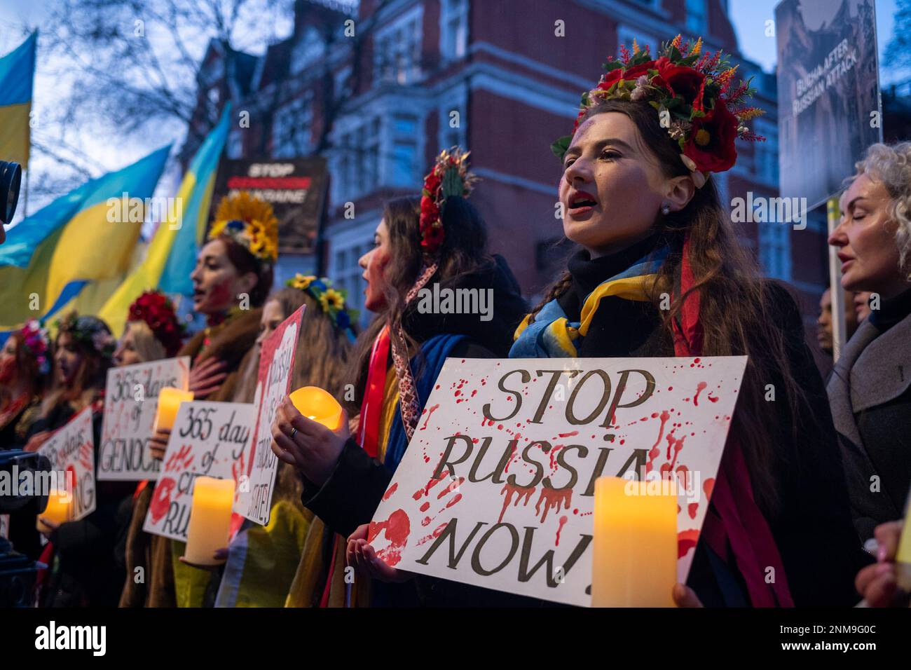 London, Großbritannien. 24. FEBRUAR 2023 Am ersten Jahrestag des russischen Krieges gegen die Ukraine schlossen sich Tausende von Demonstranten einer Kerzenwache vor der russischen Botschaft in London an. Aubrey Fagon/Alamy Live News Stockfoto