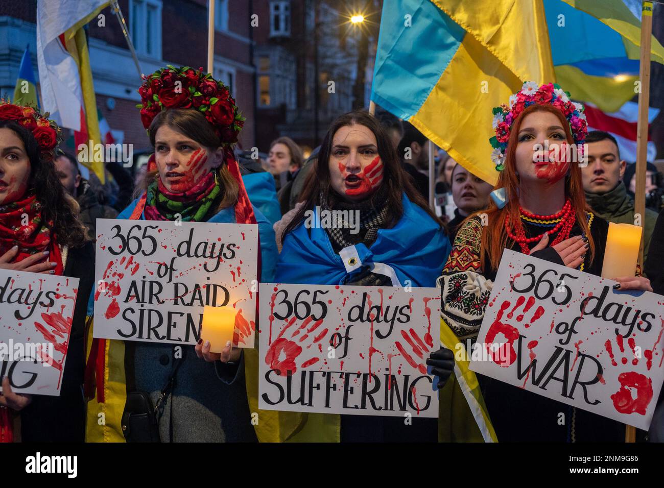 London, Großbritannien. 24. FEBRUAR 2023 Am ersten Jahrestag des russischen Krieges gegen die Ukraine schlossen sich Tausende von Demonstranten einer Kerzenwache vor der russischen Botschaft in London an. Aubrey Fagon/Alamy Live News Stockfoto