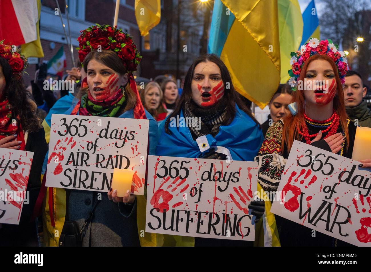 London, Großbritannien. 24. FEBRUAR 2023 Am ersten Jahrestag des russischen Krieges gegen die Ukraine schlossen sich Tausende von Demonstranten einer Kerzenwache vor der russischen Botschaft in London an. Aubrey Fagon/Alamy Live News Stockfoto