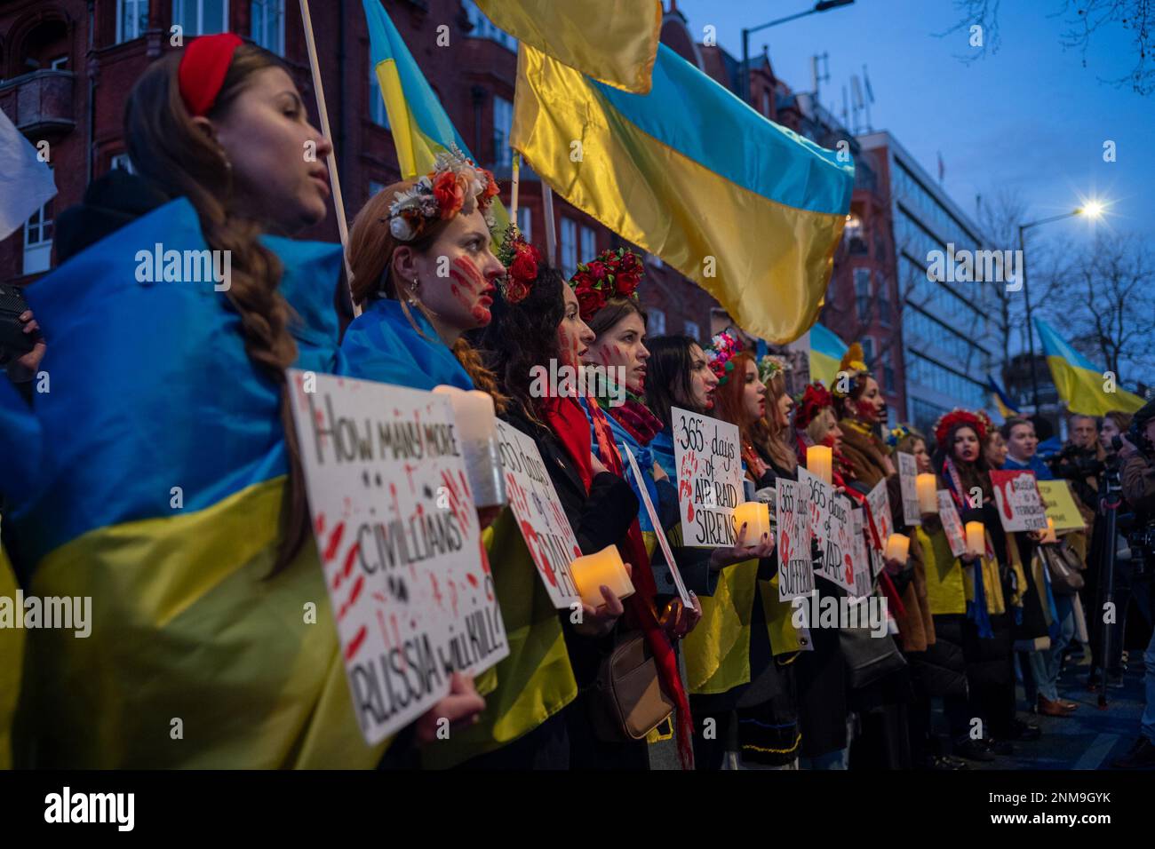 London, Großbritannien. 24. FEBRUAR 2023 Am ersten Jahrestag des russischen Krieges gegen die Ukraine schlossen sich Tausende von Demonstranten einer Kerzenwache vor der russischen Botschaft in London an. Aubrey Fagon/Alamy Live News Stockfoto