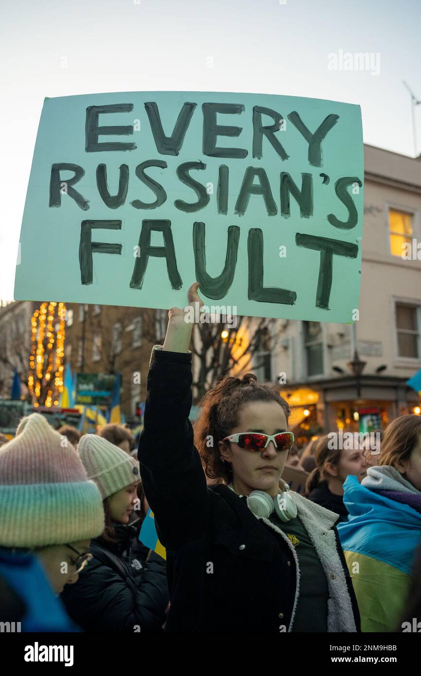 London, Großbritannien. 24. FEBRUAR 2023 Am ersten Jahrestag des russischen Krieges gegen die Ukraine schlossen sich Tausende von Demonstranten einer Kerzenwache vor der russischen Botschaft in London an. Aubrey Fagon/Alamy Live News Stockfoto
