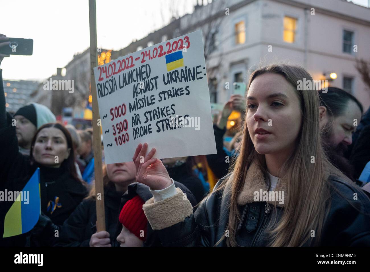 London, Großbritannien. 24. FEBRUAR 2023 Am ersten Jahrestag des russischen Krieges gegen die Ukraine schlossen sich Tausende von Demonstranten einer Kerzenwache vor der russischen Botschaft in London an. Aubrey Fagon/Alamy Live News Stockfoto