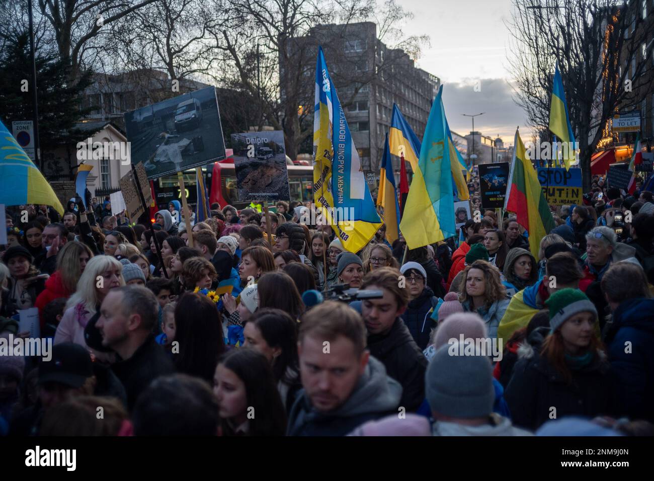 London, Großbritannien. 24. FEBRUAR 2023 Am ersten Jahrestag des russischen Krieges gegen die Ukraine schlossen sich Tausende von Demonstranten einer Kerzenwache vor der russischen Botschaft in London an. Aubrey Fagon/Alamy Live News Stockfoto