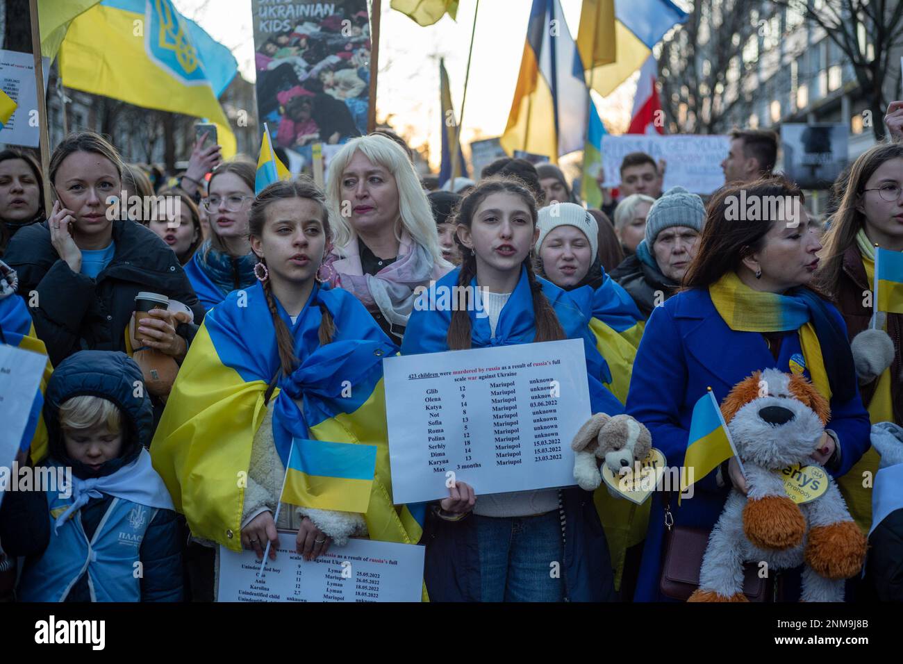 London, Großbritannien. 24. FEBRUAR 2023 Am ersten Jahrestag des russischen Krieges gegen die Ukraine schlossen sich Tausende von Demonstranten einer Kerzenwache vor der russischen Botschaft in London an. Aubrey Fagon/Alamy Live News Stockfoto