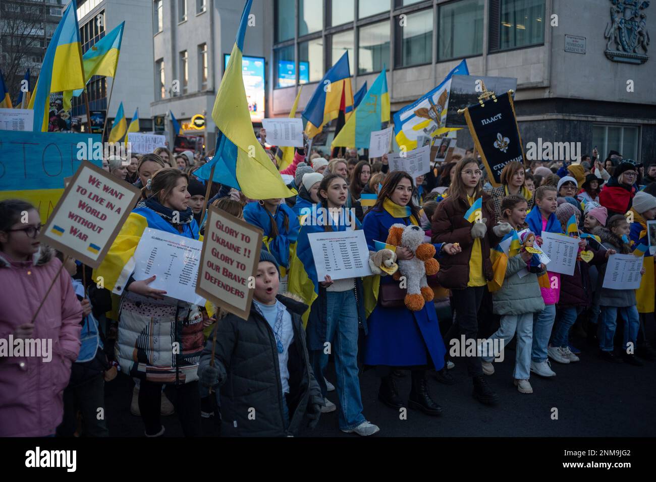 London, Großbritannien. 24. FEBRUAR 2023 Am ersten Jahrestag des russischen Krieges gegen die Ukraine schlossen sich Tausende von Demonstranten einer Kerzenwache vor der russischen Botschaft in London an. Aubrey Fagon/Alamy Live News Stockfoto