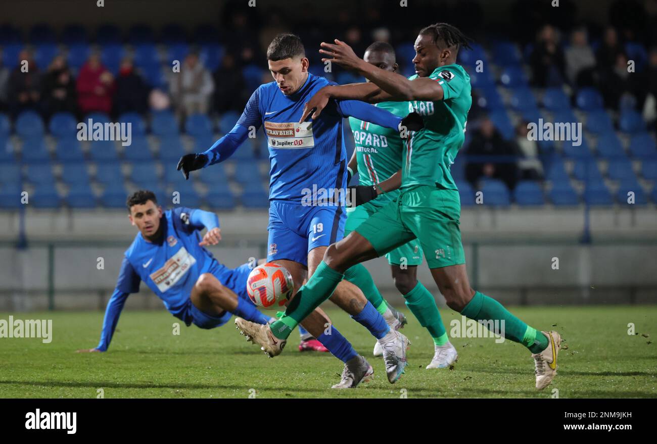 Dender Suer Barbaros Cukur Tiago und Virtons Sylla Yacouba 24 kämpfen um den Ball während eines Fußballspiels zwischen Dender EH und RE Virton am Freitag, den 24. Februar 2023 in Denderleeuw, am 1. Tag der Relegation Play-offs während der 1B. Division der belgischen Meisterschaft 2022-2023 „Challenger Pro League“. BELGA PHOTO VIRGINIE LEFOUR Stockfoto