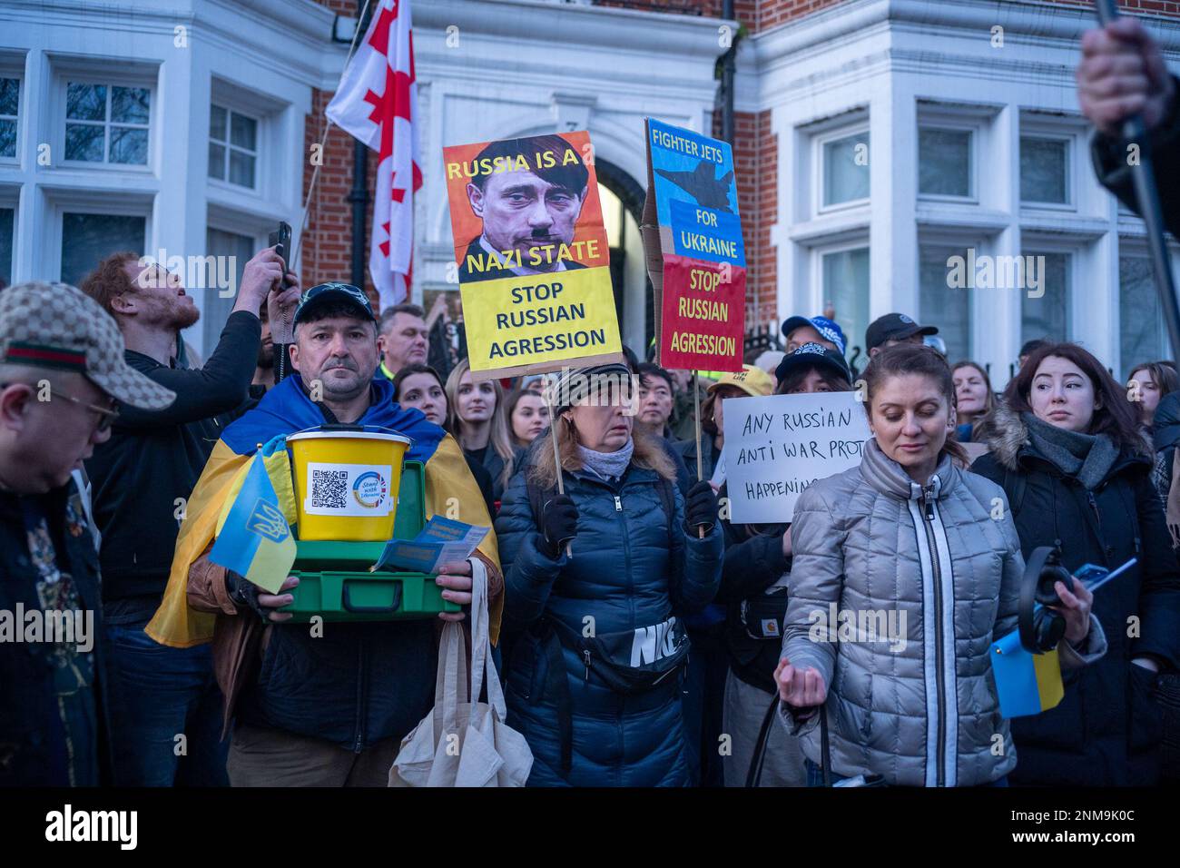 London, Großbritannien. 24. FEBRUAR 2023 Am ersten Jahrestag des russischen Krieges gegen die Ukraine schlossen sich Tausende von Demonstranten einer Kerzenwache vor der russischen Botschaft in London an. Aubrey Fagon/Alamy Live News Stockfoto