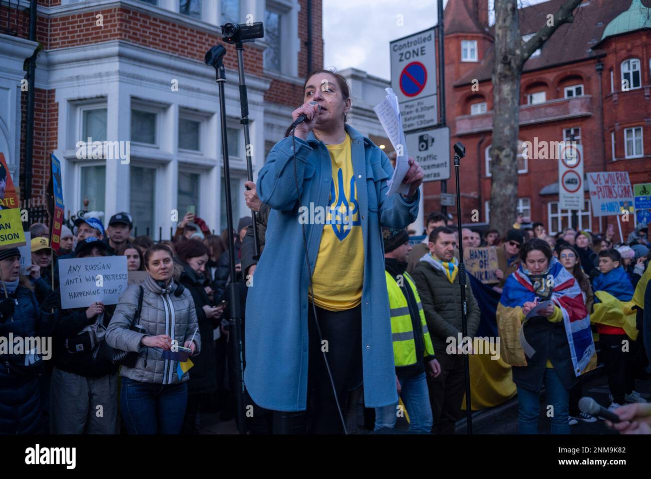 London, Großbritannien. 24. FEBRUAR 2023 Am ersten Jahrestag des russischen Krieges gegen die Ukraine schlossen sich Tausende von Demonstranten einer Kerzenwache vor der russischen Botschaft in London an. Aubrey Fagon/Alamy Live News Stockfoto