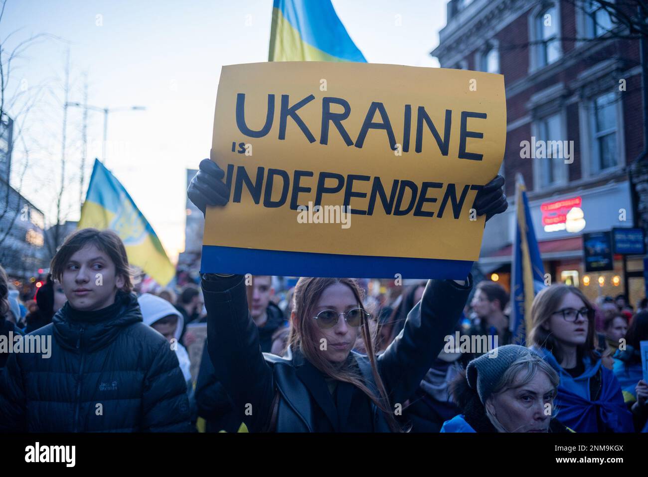 London, Großbritannien. 24. FEBRUAR 2023 Am ersten Jahrestag des russischen Krieges gegen die Ukraine schlossen sich Tausende von Demonstranten einer Kerzenwache vor der russischen Botschaft in London an. Aubrey Fagon/Alamy Live News Stockfoto