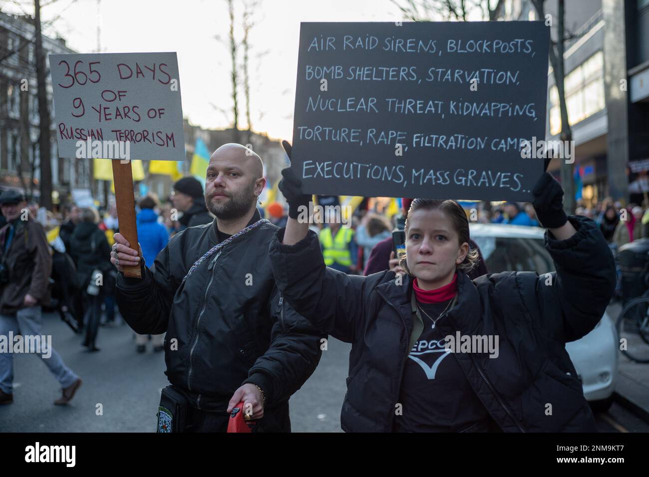 London, Großbritannien. 24. FEBRUAR 2023 Am ersten Jahrestag des russischen Krieges gegen die Ukraine schlossen sich Tausende von Demonstranten einer Kerzenwache vor der russischen Botschaft in London an. Aubrey Fagon/Alamy Live News Stockfoto