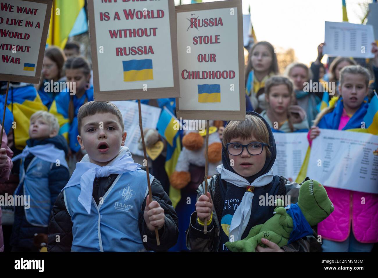 London, Großbritannien. 24. FEBRUAR 2023 Am ersten Jahrestag des russischen Krieges gegen die Ukraine schlossen sich Tausende von Demonstranten einer Kerzenwache vor der russischen Botschaft in London an. Aubrey Fagon/Alamy Live News Stockfoto