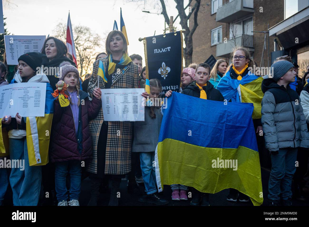 London, Großbritannien. 24. FEBRUAR 2023 Am ersten Jahrestag des russischen Krieges gegen die Ukraine schlossen sich Tausende von Demonstranten einer Kerzenwache vor der russischen Botschaft in London an. Aubrey Fagon/Alamy Live News Stockfoto