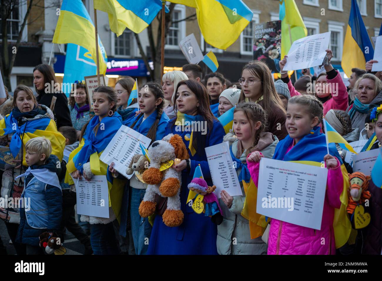 London, Großbritannien. 24. FEBRUAR 2023 Am ersten Jahrestag des russischen Krieges gegen die Ukraine schlossen sich Tausende von Demonstranten einer Kerzenwache vor der russischen Botschaft in London an. Aubrey Fagon/Alamy Live News Stockfoto