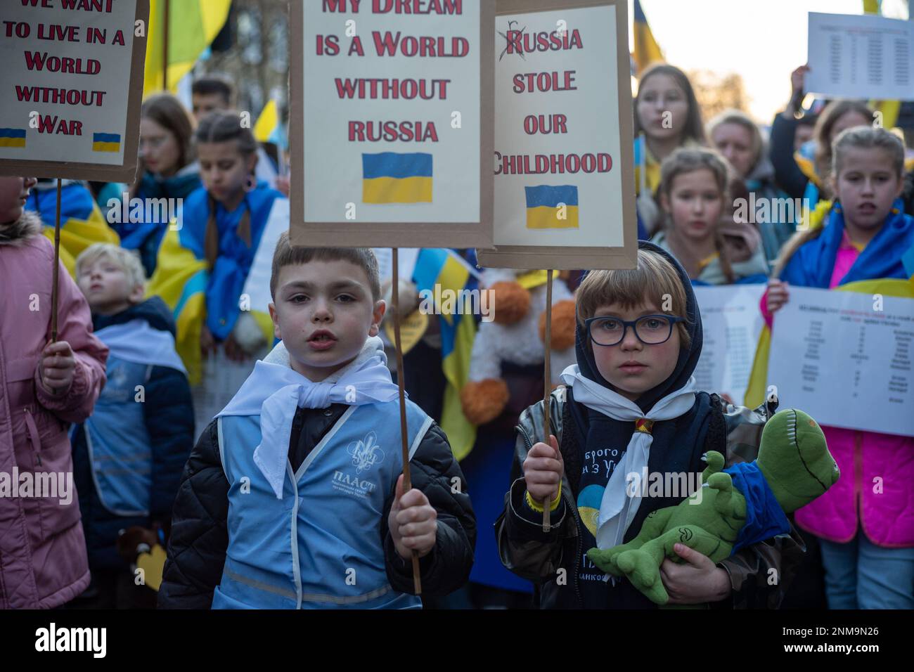 London, Großbritannien. 24. FEBRUAR 2023 Am ersten Jahrestag des russischen Krieges gegen die Ukraine schlossen sich Tausende von Demonstranten einer Kerzenwache vor der russischen Botschaft in London an. Aubrey Fagon/Alamy Live News Stockfoto