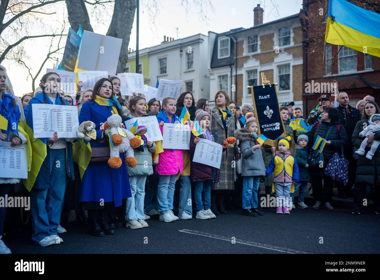 London, Großbritannien. 24. FEBRUAR 2023 Am ersten Jahrestag des russischen Krieges gegen die Ukraine schlossen sich Tausende von Demonstranten einer Kerzenwache vor der russischen Botschaft in London an. Aubrey Fagon/Alamy Live News Stockfoto
