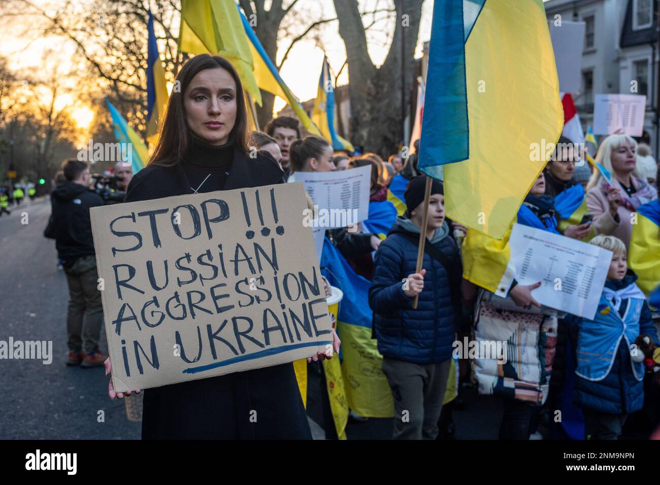 London, Großbritannien. 24. FEBRUAR 2023 Am ersten Jahrestag des russischen Krieges gegen die Ukraine schlossen sich Tausende von Demonstranten einer Kerzenwache vor der russischen Botschaft in London an. Aubrey Fagon/Alamy Live News Stockfoto