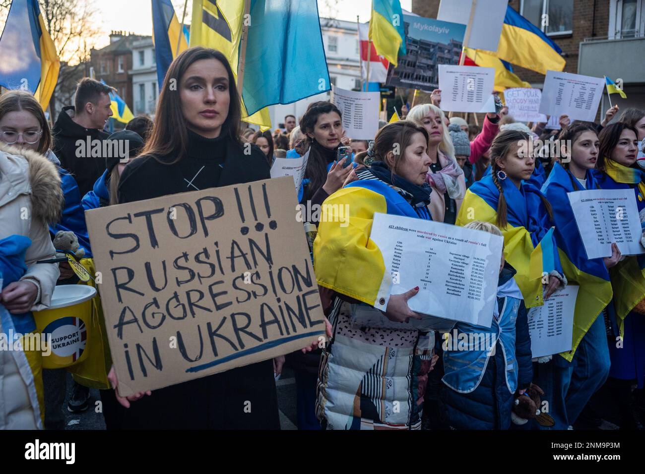 London, Großbritannien. 24. FEBRUAR 2023 Am ersten Jahrestag des russischen Krieges gegen die Ukraine schlossen sich Tausende von Demonstranten einer Kerzenwache vor der russischen Botschaft in London an. Aubrey Fagon/Alamy Live News Stockfoto