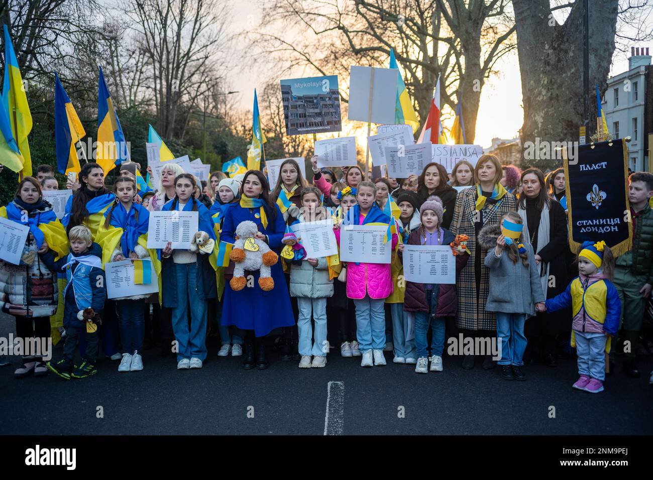 London, Großbritannien. 24. FEBRUAR 2023 Am ersten Jahrestag des russischen Krieges gegen die Ukraine schlossen sich Tausende von Demonstranten einer Kerzenwache vor der russischen Botschaft in London an. Aubrey Fagon/Alamy Live News Stockfoto
