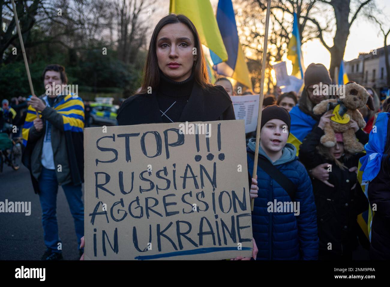 London, Großbritannien. 24. FEBRUAR 2023 Am ersten Jahrestag des russischen Krieges gegen die Ukraine schlossen sich Tausende von Demonstranten einer Kerzenwache vor der russischen Botschaft in London an. Aubrey Fagon/Alamy Live News Stockfoto