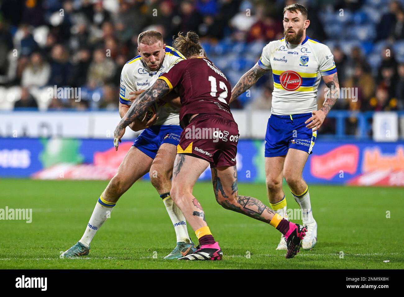 James Harrison #8 von Warrington Wolves wird von Chris McQueen #12 von Huddersfield Giants während des Spiels der Betfred Super League Round 2 Huddersfield Giants vs Warrington Wolves in John Smith's Stadium, Huddersfield, Großbritannien, am 24. Februar 2023 (Foto von Craig Thomas/News Images) in, am 2.24.2023, angegriffen. (Foto: Craig Thomas/News Images/Sipa USA) Guthaben: SIPA USA/Alamy Live News Stockfoto