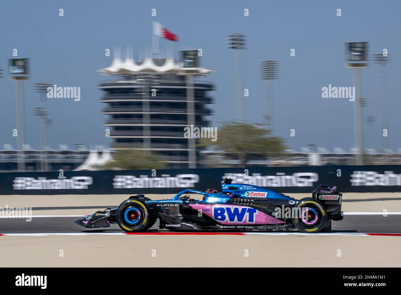 Sakhir, Bahrain, 24. Februar 2023, Esteban Ocon, aus Frankreich, tritt um Alpine F1 an. Wintertests, die Wintertests der Formel-1-Meisterschaft 2023. Kredit: Michael Potts/Alamy Live News Stockfoto