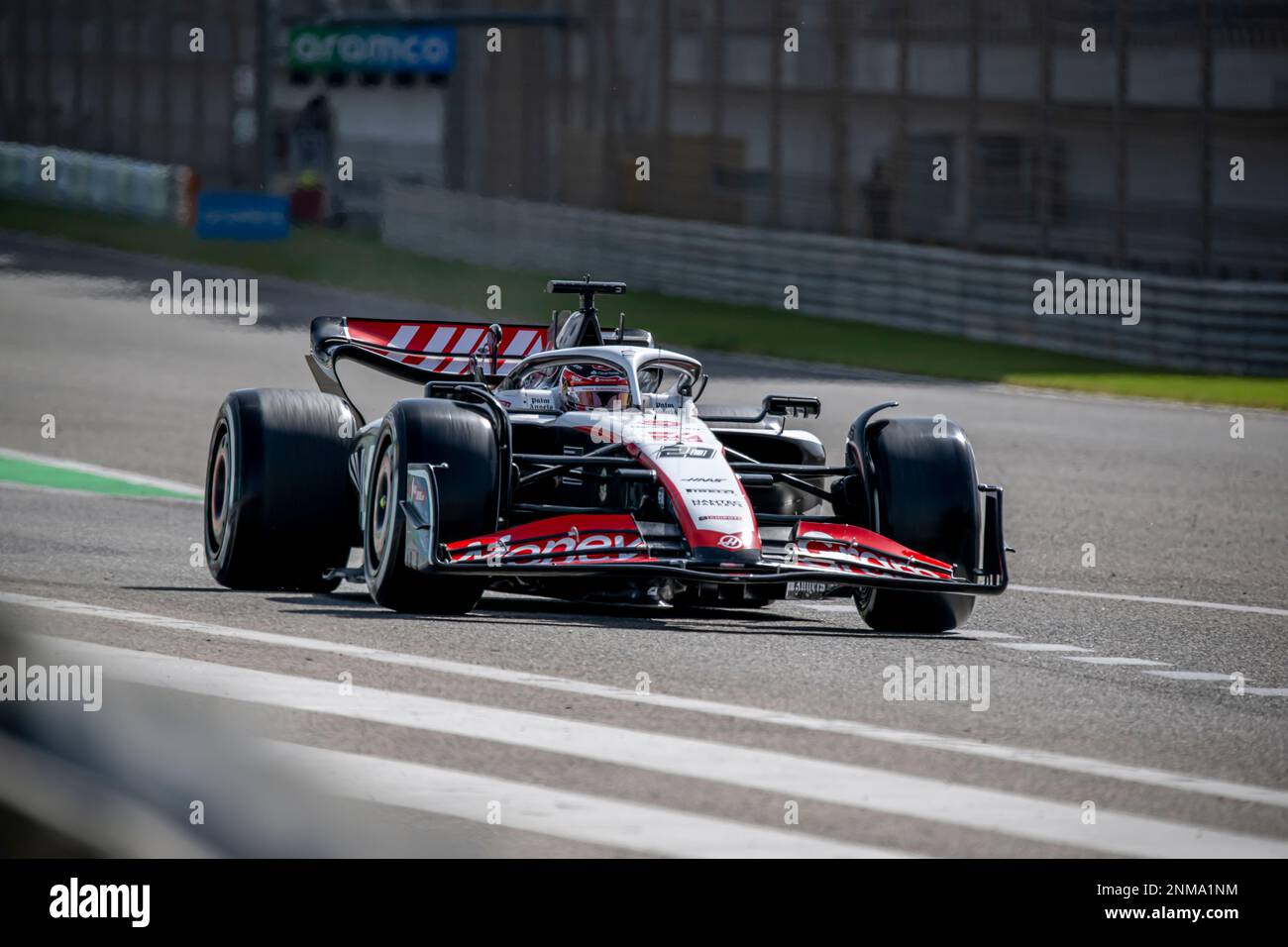 Sakhir, Bahrain, 24. Februar 2023, Nico Hulkenberg aus Deutschland, tritt um die Haas F1 an. Wintertests, die Wintertests der Formel-1-Meisterschaft 2023. Kredit: Michael Potts/Alamy Live News Stockfoto