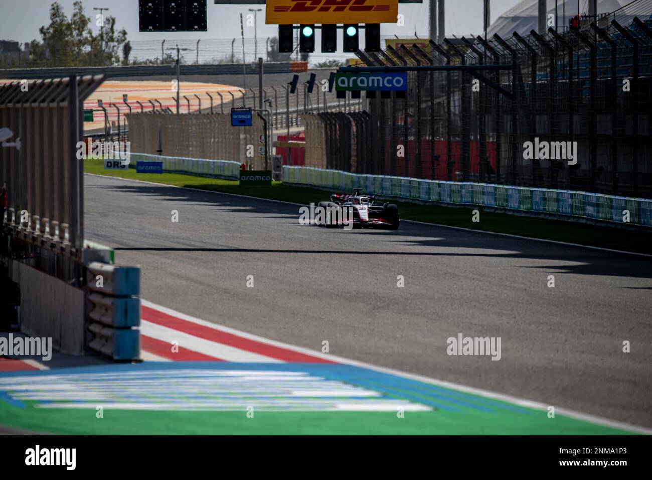 Sakhir, Bahrain, 24. Februar 2023, Nico Hulkenberg aus Deutschland, tritt um die Haas F1 an. Wintertests, die Wintertests der Formel-1-Meisterschaft 2023. Kredit: Michael Potts/Alamy Live News Stockfoto
