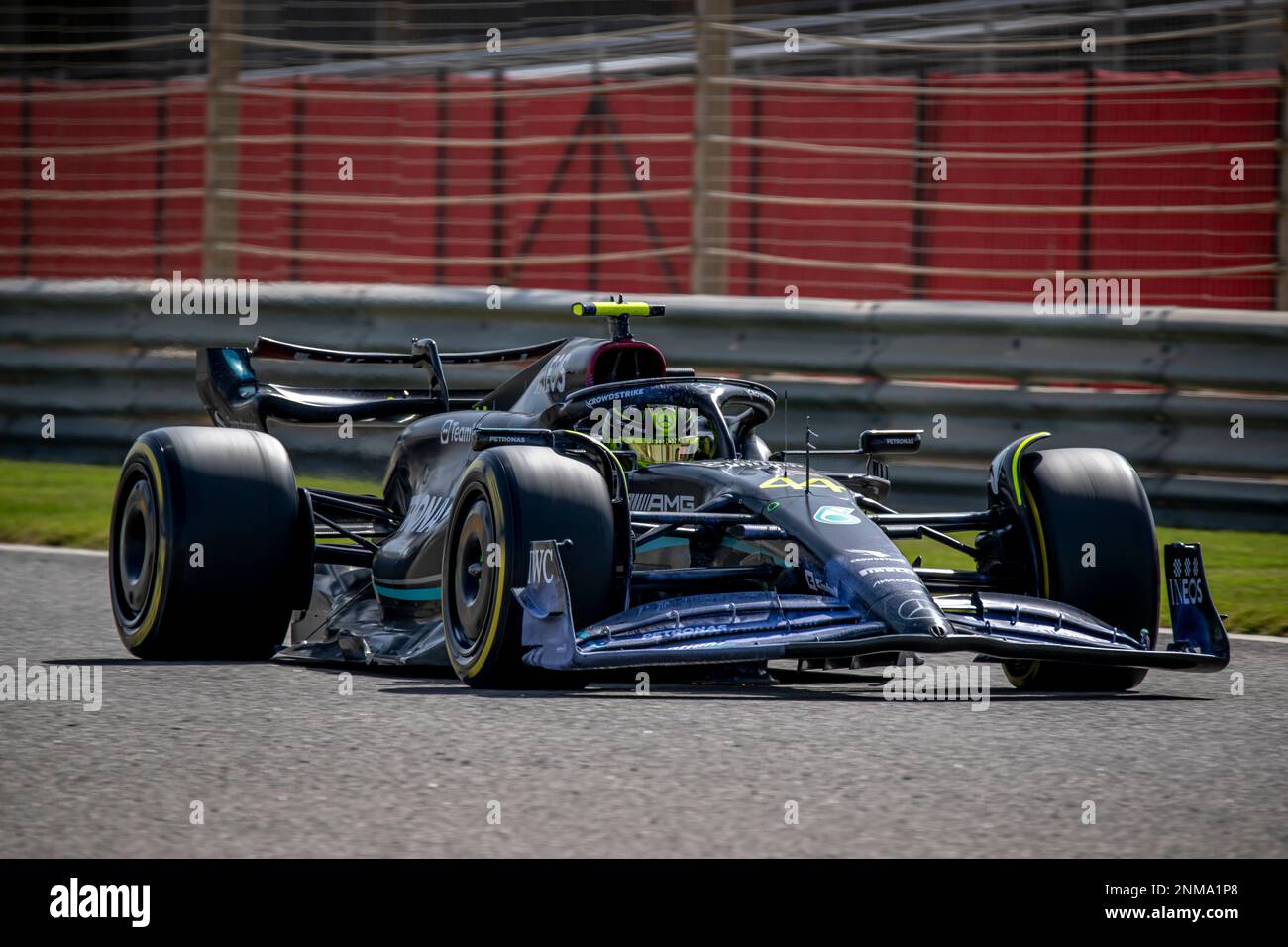 Sakhir, Bahrain, 24. Februar 2023, Lewis Hamilton aus dem Vereinigten Königreich tritt um Mercedes AMG an. Wintertests, die Wintertests der Formel-1-Meisterschaft 2023. Kredit: Michael Potts/Alamy Live News Stockfoto