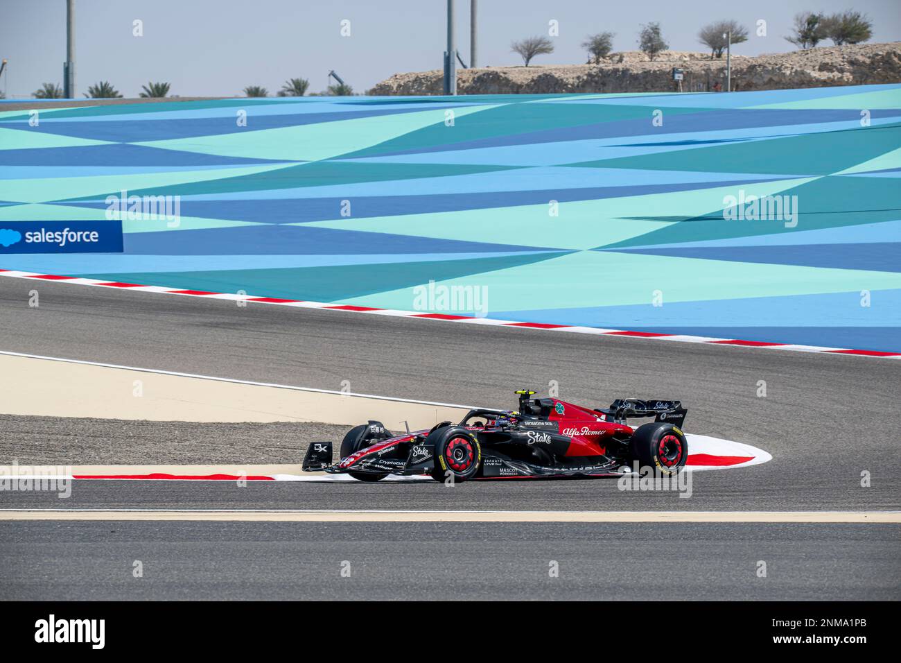 Sakhir, Bahrain, 24. Februar 2023, Zhou Guanyu aus China, tritt um den Alfa Romeo Racing an. Wintertests, die Wintertests der Formel-1-Meisterschaft 2023. Kredit: Michael Potts/Alamy Live News Stockfoto