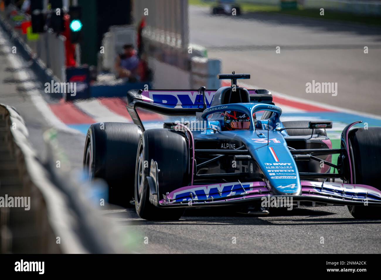 Sakhir, Bahrain, 24. Februar 2023, Esteban Ocon, aus Frankreich, tritt um Alpine F1 an. Wintertests, die Wintertests der Formel-1-Meisterschaft 2023. Kredit: Michael Potts/Alamy Live News Stockfoto