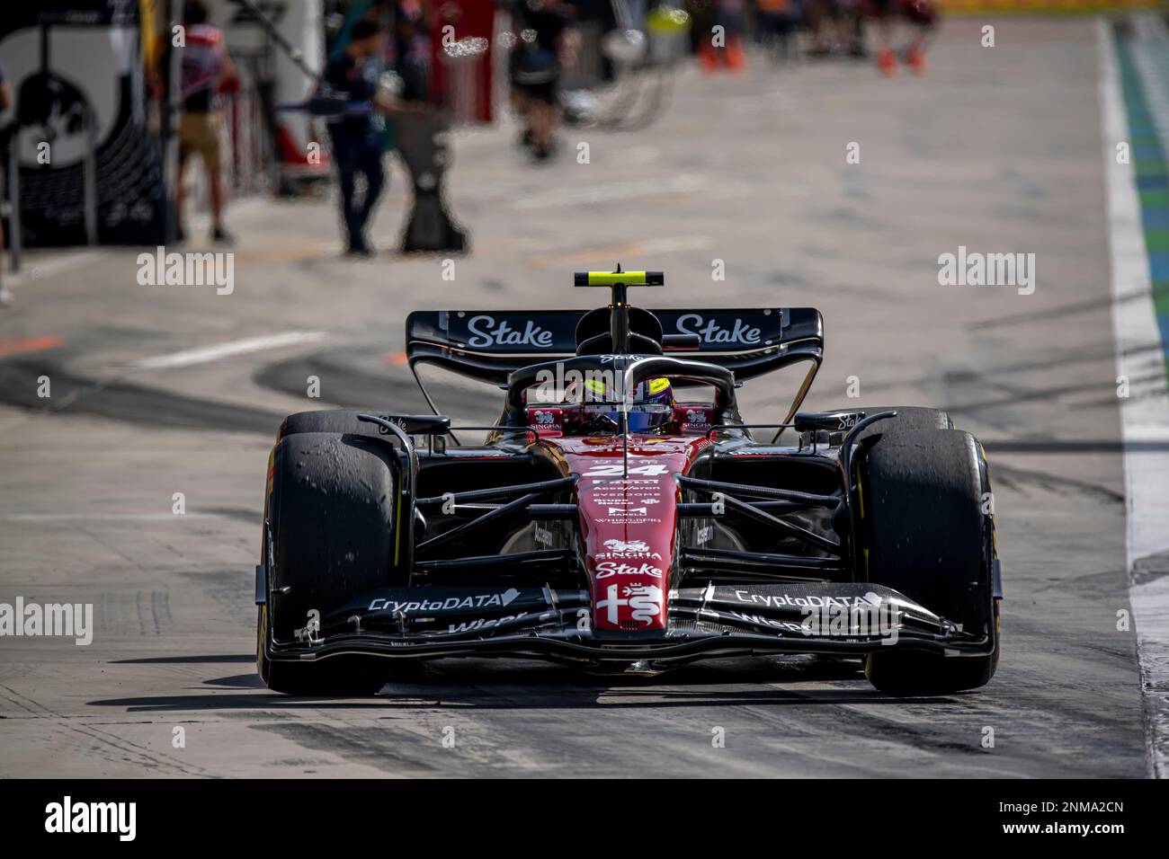 Sakhir, Bahrain, 24. Februar 2023, Zhou Guanyu aus China, tritt um den Alfa Romeo Racing an. Wintertests, die Wintertests der Formel-1-Meisterschaft 2023. Kredit: Michael Potts/Alamy Live News Stockfoto