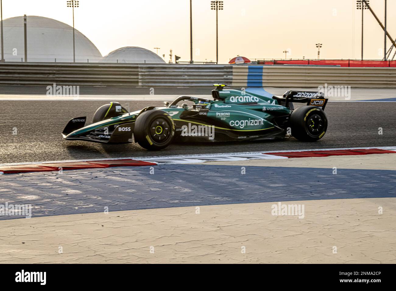 Sakhir, Bahrain, 24. Februar 2023, Fernando Alonso aus Spanien, tritt um Aston Martin F1 an. Wintertests, die Wintertests der Formel-1-Meisterschaft 2023. Kredit: Michael Potts/Alamy Live News Stockfoto