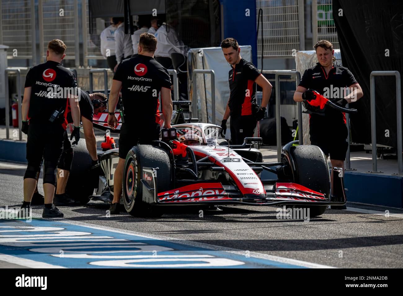 Sakhir, Bahrain, 24. Februar 2023, Nico Hulkenberg aus Deutschland, tritt um die Haas F1 an. Wintertests, die Wintertests der Formel-1-Meisterschaft 2023. Kredit: Michael Potts/Alamy Live News Stockfoto