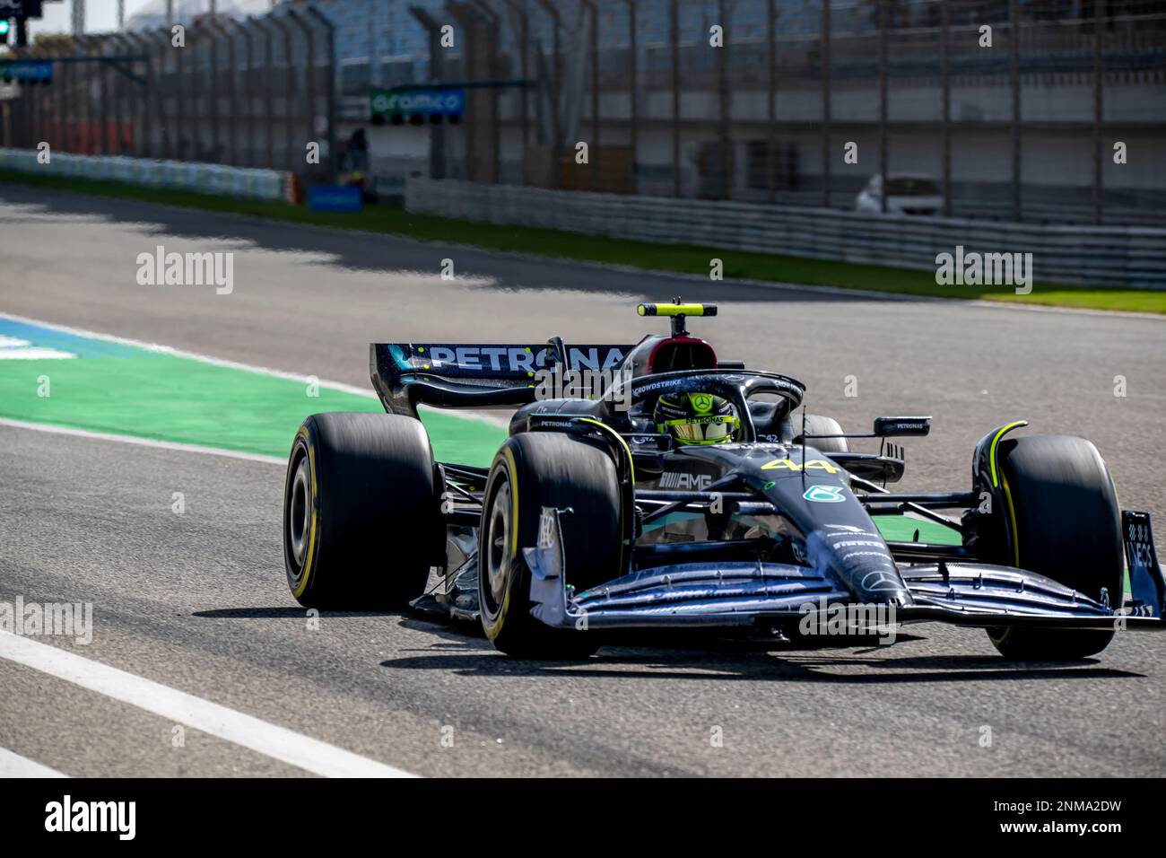 Sakhir, Bahrain, 24. Februar 2023, Lewis Hamilton aus dem Vereinigten Königreich tritt um Mercedes AMG an. Wintertests, die Wintertests der Formel-1-Meisterschaft 2023. Kredit: Michael Potts/Alamy Live News Stockfoto
