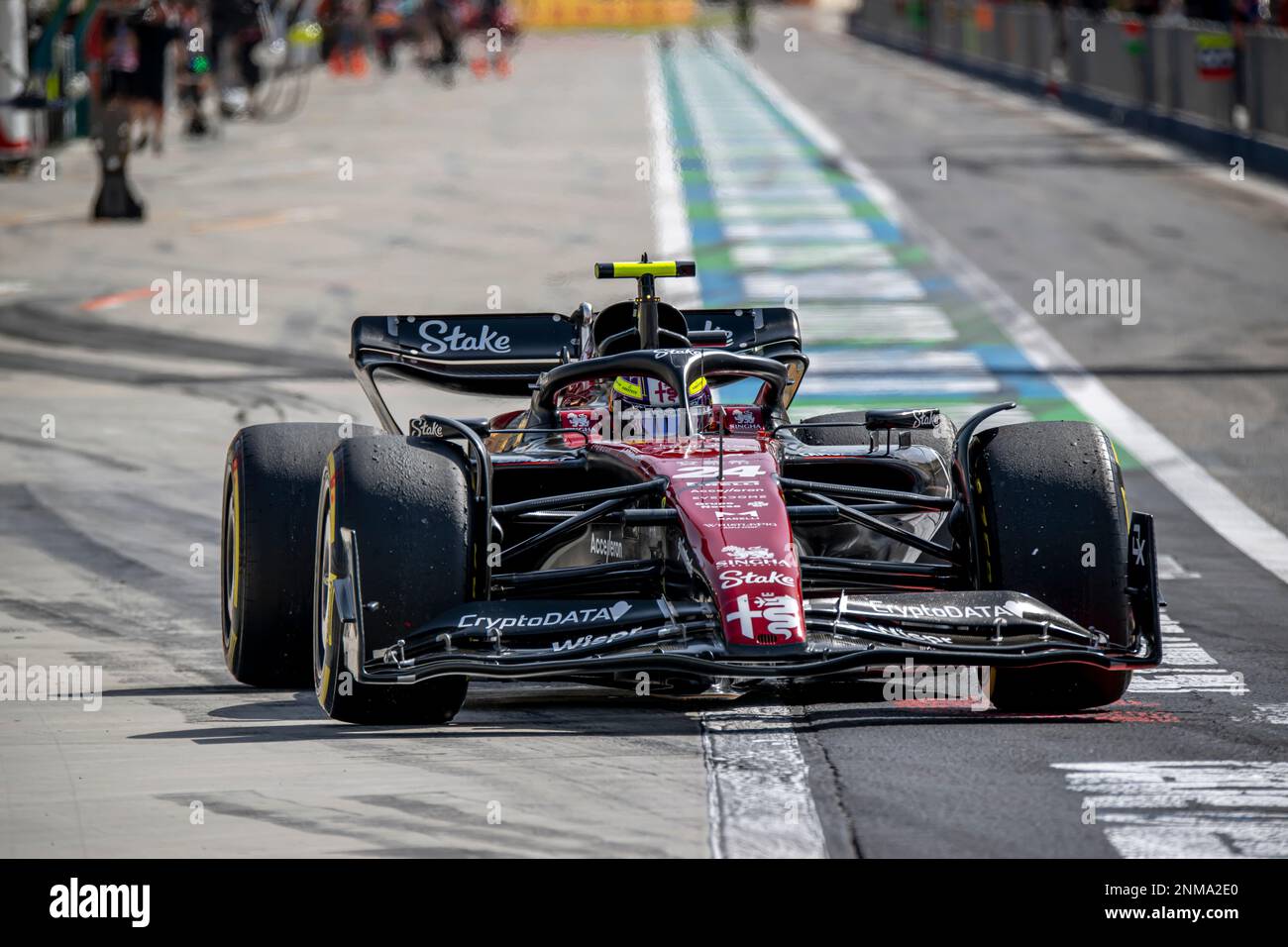 Sakhir, Bahrain, 24. Februar 2023, Zhou Guanyu aus China, tritt um den Alfa Romeo Racing an. Wintertests, die Wintertests der Formel-1-Meisterschaft 2023. Kredit: Michael Potts/Alamy Live News Stockfoto