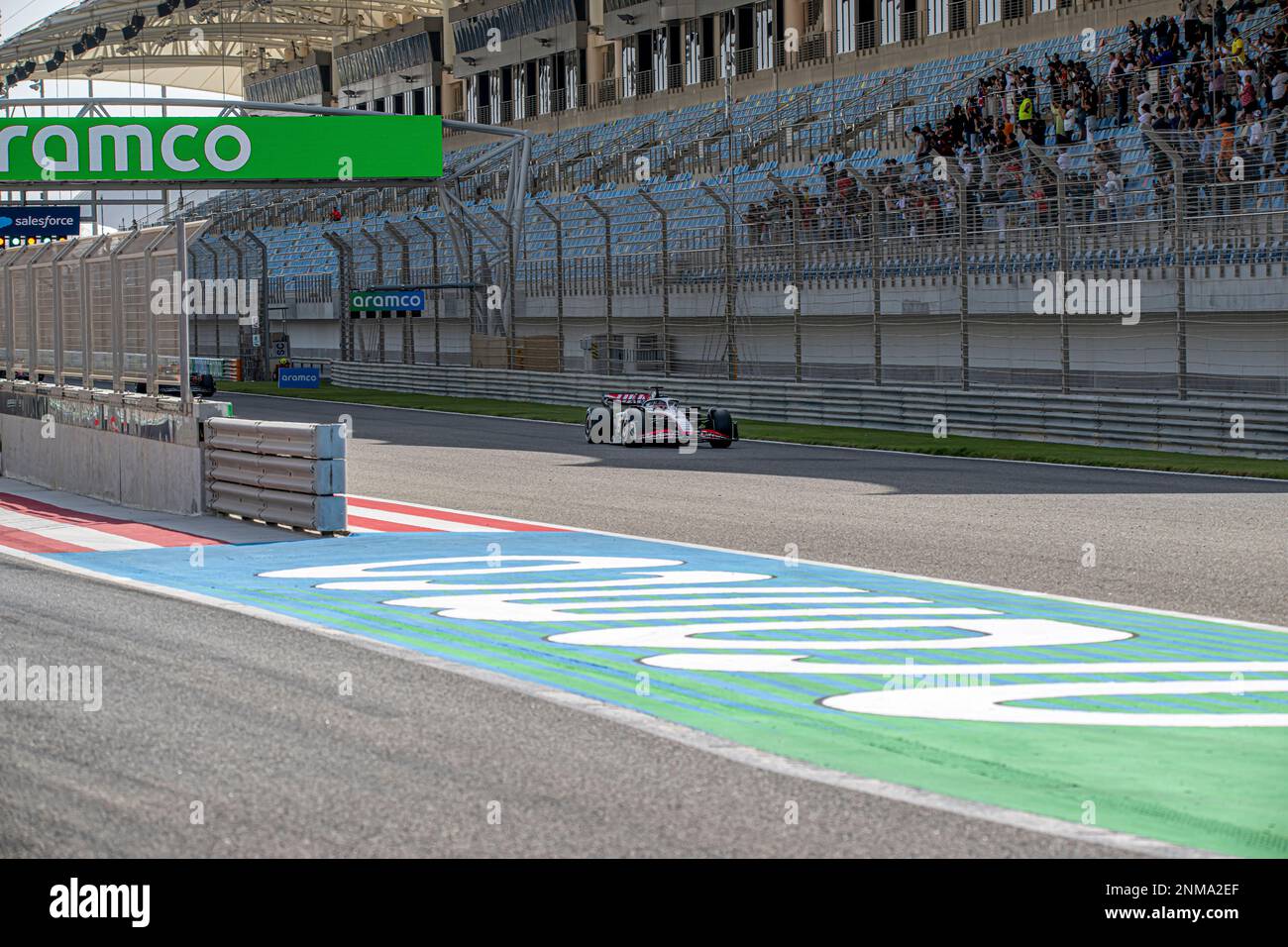 Sakhir, Bahrain, 24. Februar 2023, Nico Hulkenberg aus Deutschland, tritt um die Haas F1 an. Wintertests, die Wintertests der Formel-1-Meisterschaft 2023. Kredit: Michael Potts/Alamy Live News Stockfoto