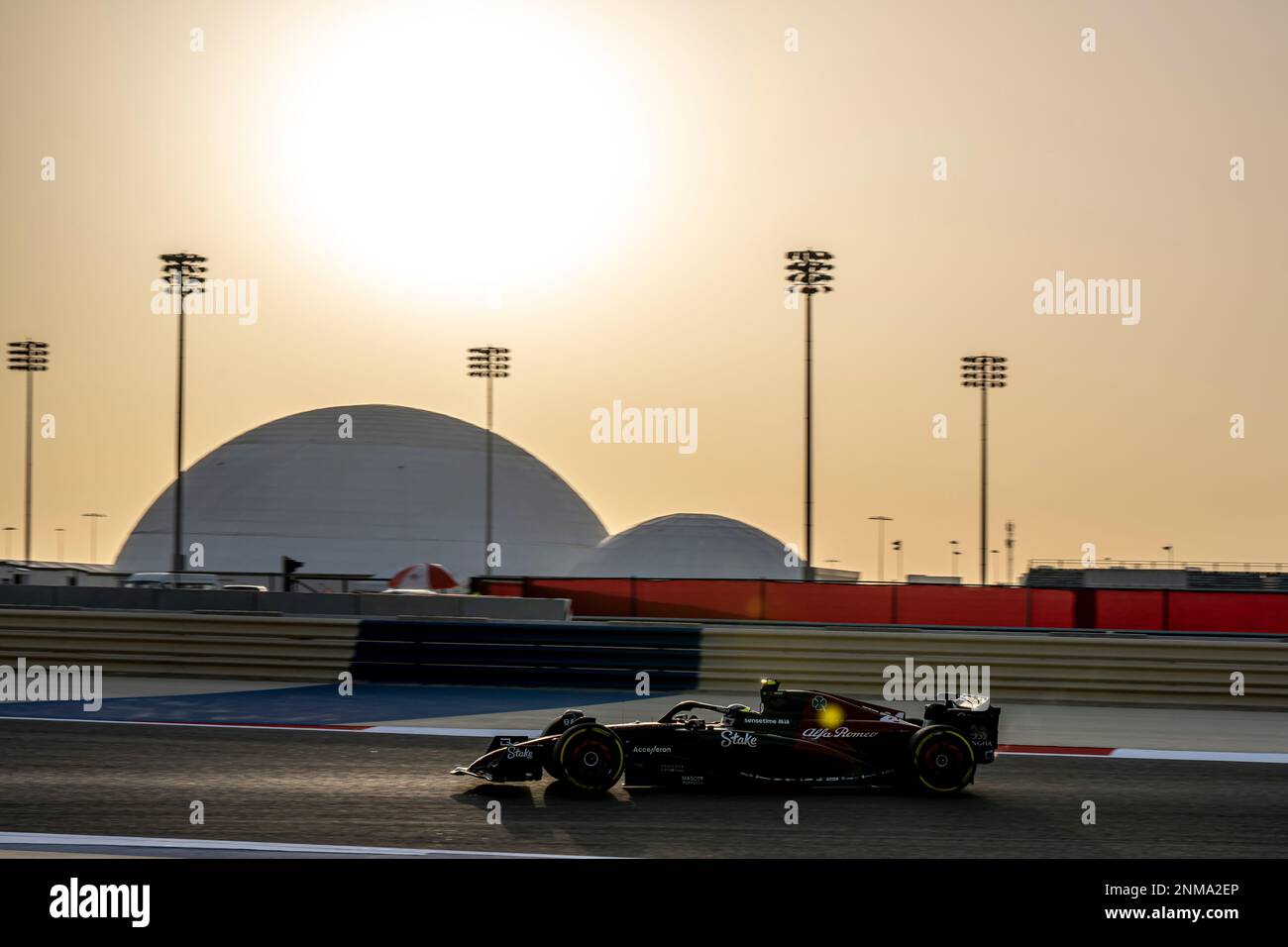 Sakhir, Bahrain, 24. Februar 2023, Zhou Guanyu aus China, tritt um den Alfa Romeo Racing an. Wintertests, die Wintertests der Formel-1-Meisterschaft 2023. Kredit: Michael Potts/Alamy Live News Stockfoto