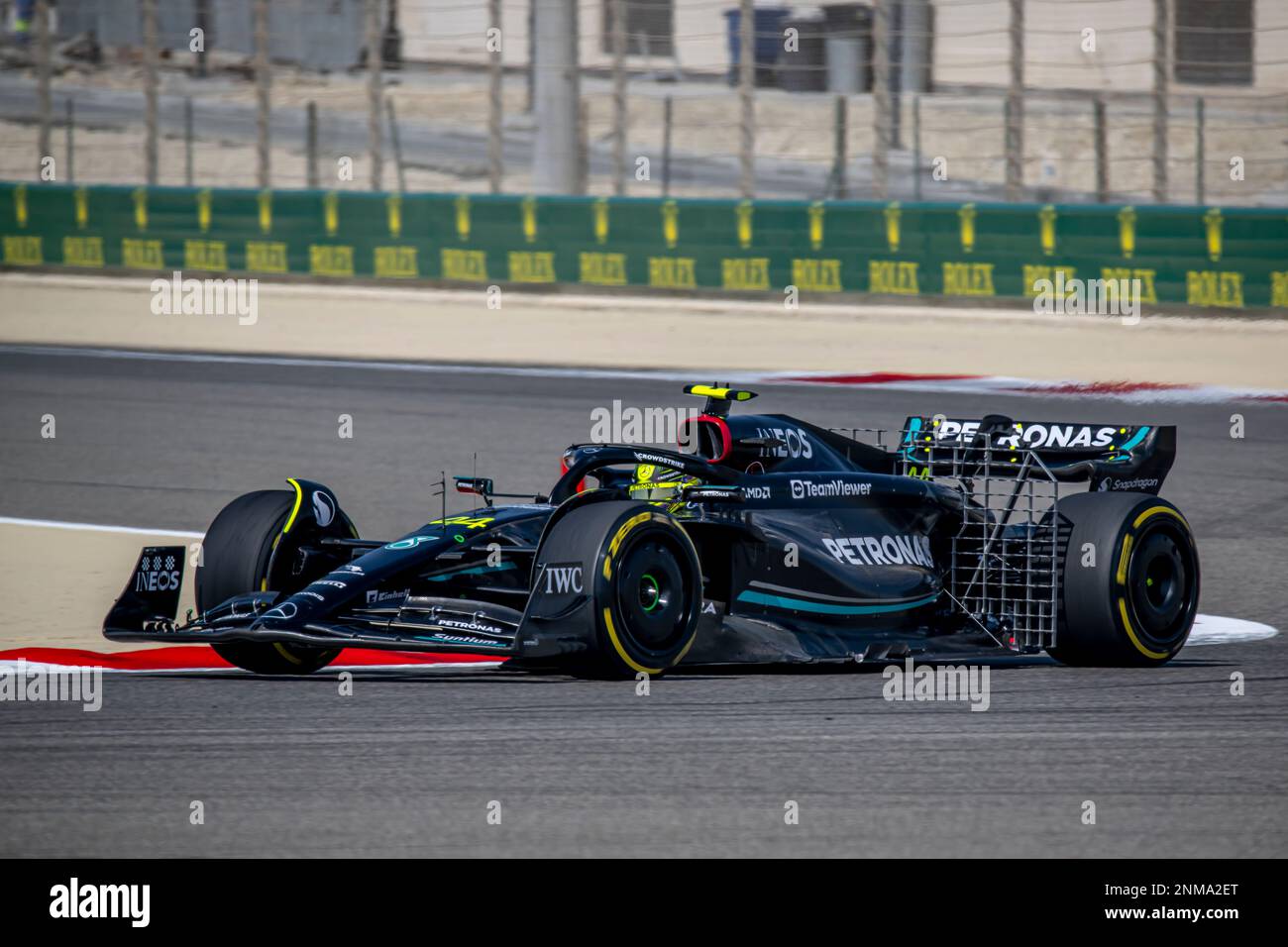 Sakhir, Bahrain, 24. Februar 2023, Lewis Hamilton aus dem Vereinigten Königreich tritt um Mercedes AMG an. Wintertests, die Wintertests der Formel-1-Meisterschaft 2023. Kredit: Michael Potts/Alamy Live News Stockfoto
