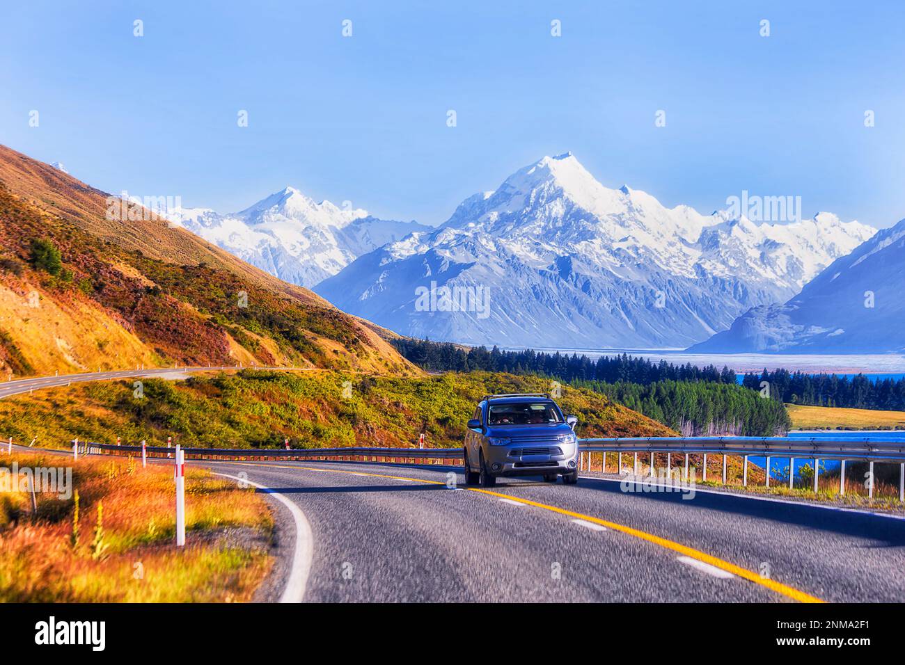PKW für Touristen auf dem Highway 80 in Neuseeland zum Mt Cook Nationalpark. Stockfoto