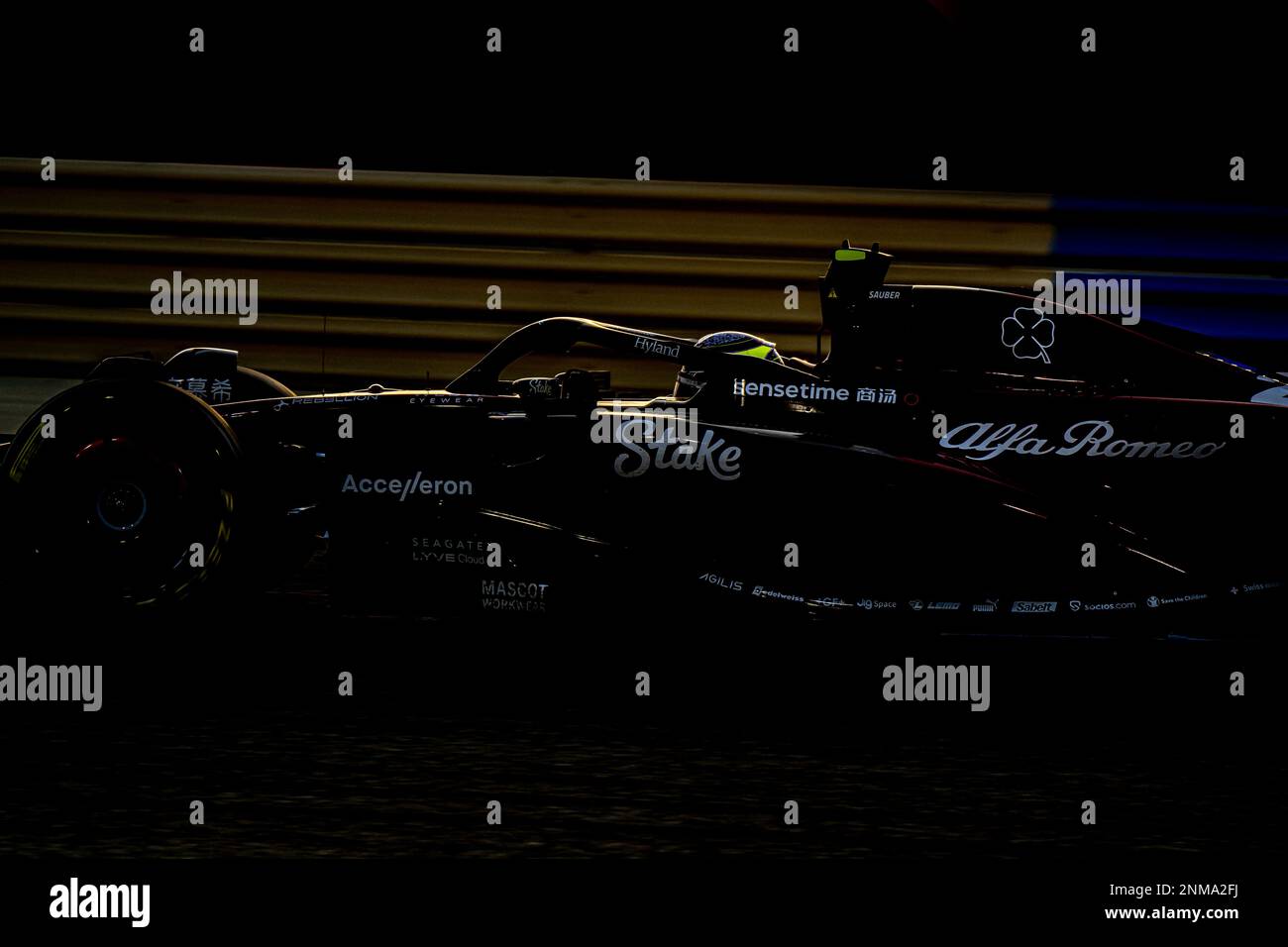 Sakhir, Bahrain, 24. Februar 2023, Zhou Guanyu aus China, tritt um den Alfa Romeo Racing an. Wintertests, die Wintertests der Formel-1-Meisterschaft 2023. Kredit: Michael Potts/Alamy Live News Stockfoto