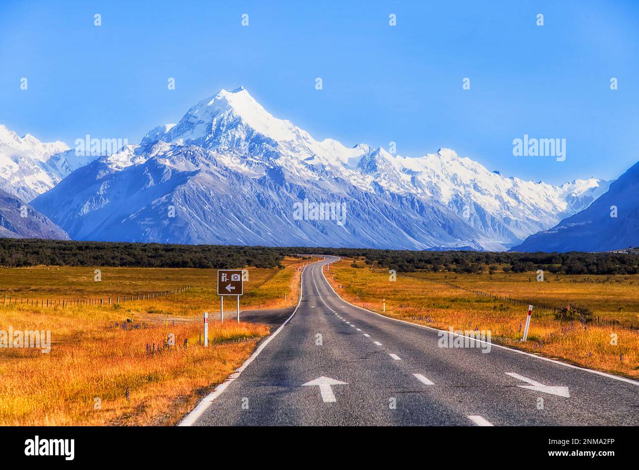 Highway 80 zum Mt. Cook im Tasman-Tal von Neuseeland - beliebtes Touristenziel des Nationalparks. Stockfoto