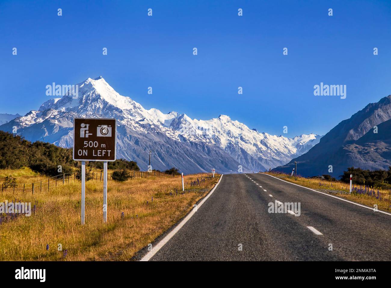 Aussichtsschild für Tourismusziele auf dem Highway 80, der sich dem Mount Cook in Neuseeland nähert. Stockfoto