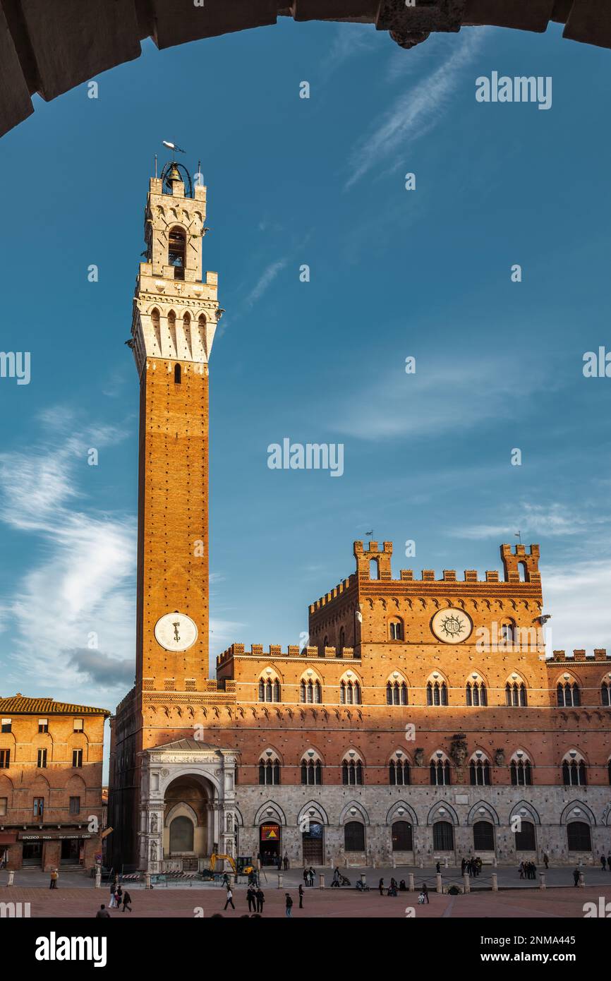 Der historische Palazzo Pubblico und Torre del Mangia in der Altstadt von Siena, Toskana, Italien. Stockfoto