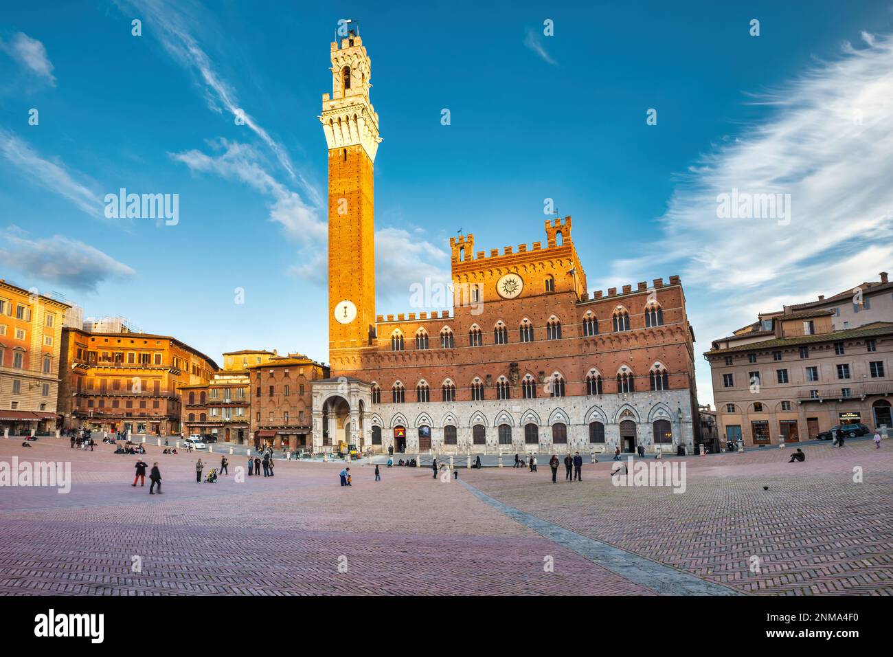 Piazza del Campo mit dem historischen Palazzo Pubblico und Torre del Mangia im Zentrum von Siena, Toskana, Italien. Stockfoto