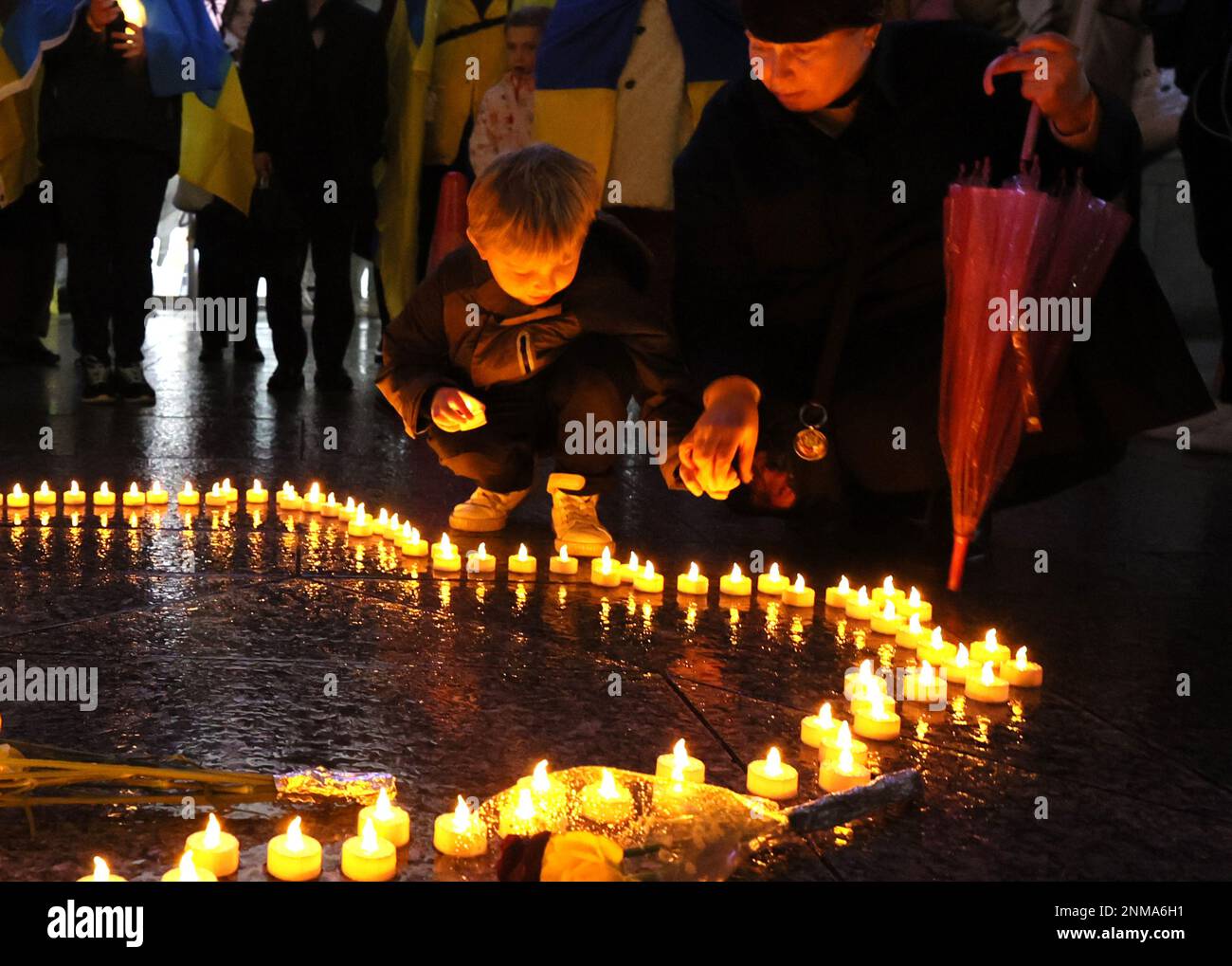 Tokio, Japan. 24. Februar 2023. Die ukrainischen Einwohner in Japan platzieren am Freitag, den 24. Februar 2023 anlässlich des ersten Jahrestages der russischen Invasion in der Ukraine LED-Kerzen, um die ukrainische Grenze an der Universität der Vereinten Nationen in Tokio zu skizzieren. Rund 300 ukrainische und japanische Anhänger trafen sich, um die Opfer der russischen Invasion zu betrauern. (Foto: Yoshio Tsunoda/AFLO) Kredit: Aflo Co Ltd./Alamy Live News Stockfoto